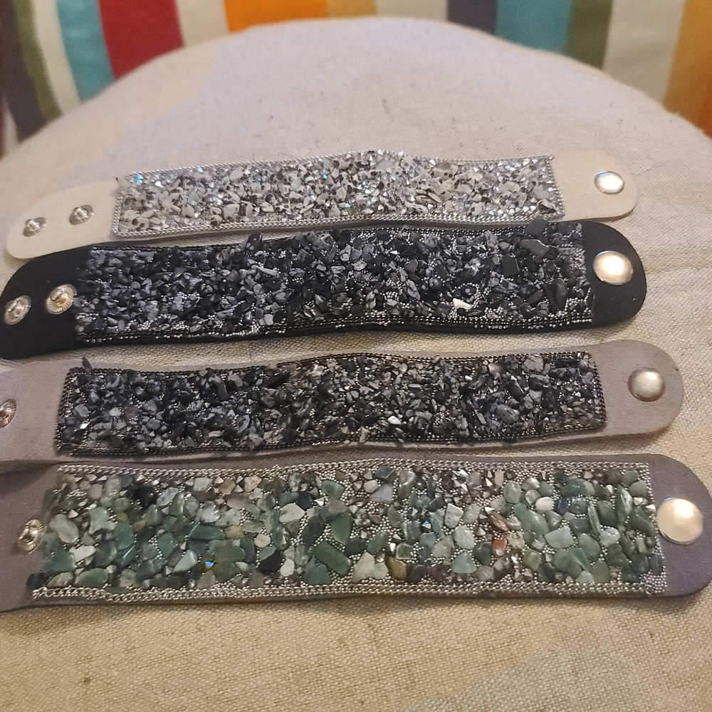 Snapping bracelet set of 4